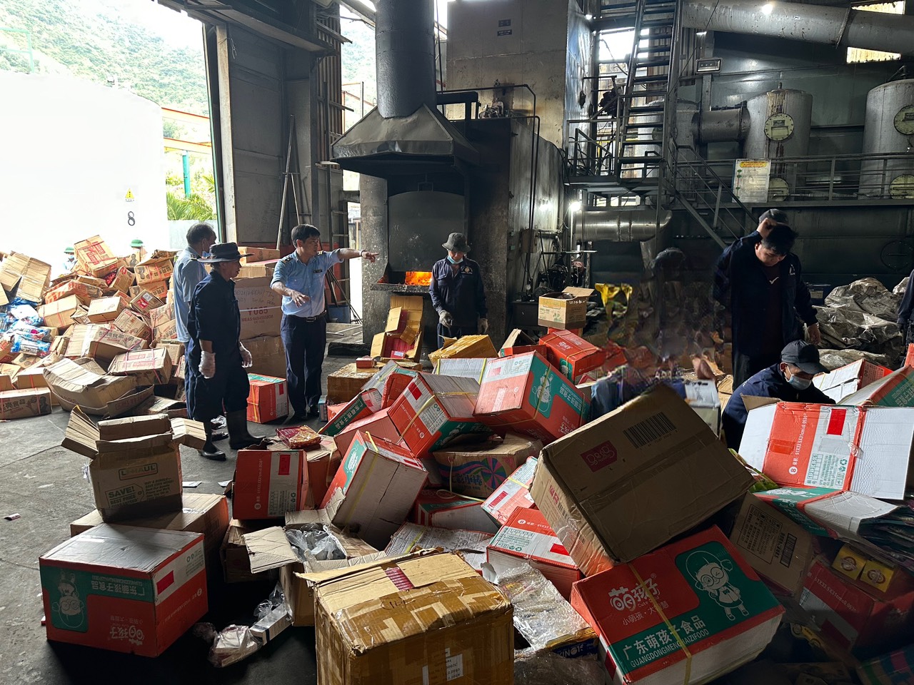 ​Tiêu hủy lô hàng vi phạm trị giá gần 1,9 tỷ đồng tại Phú Yên